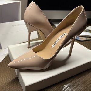 MANOLO BLAHNIK Patent Cream Pumps